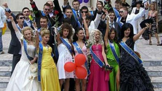 Измамници задигнаха бални рокли за сираци
