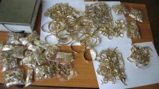 Румънец къта половин кило злато в торба с киви