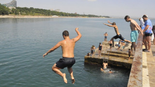 2 бона глоба за хулиганите на плажа