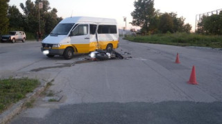 Моторист загина след сблъсък с бус