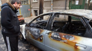 Пипнаха пироман да драсва клечка на автомобил