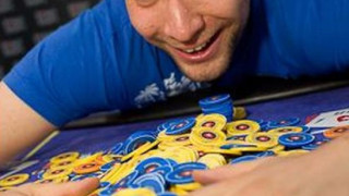 Българин грабна 100 бона от покер