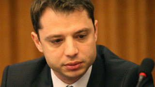 Добрев прокарва в парламента промени за добива на газ