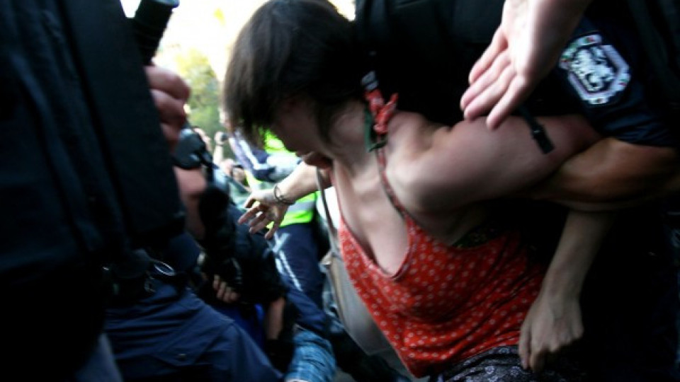 Уволняват полицаи, ако пипат протестиращи | StandartNews.com