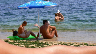  Чадър и шезлонг най-евтини при властта и нудистите