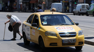 Такси блъсна старец на пешеходна пътека