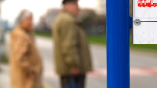 Покрив на автобусна спирка падна върху жена