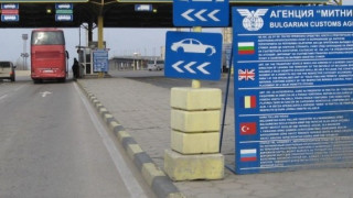 Митничари спипаха жена с 50 000 евро в джоба