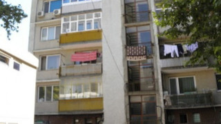 Жена вися от балкон в центъра на Добрич 