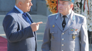 Шефът на отбраната остава на поста още 2 години