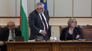 Карат Цецка Цачева да бие камбаната