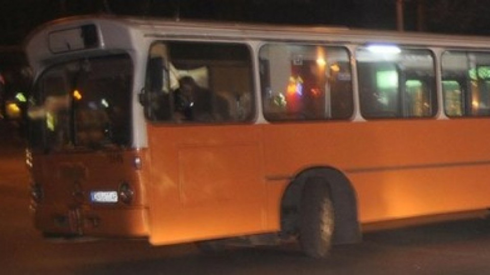 Роми потрошиха автобус №1 в София | StandartNews.com