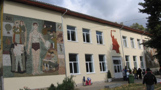 Баба тръгна в първи клас