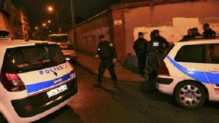 Мъж уби двама пред дискотека и избяга