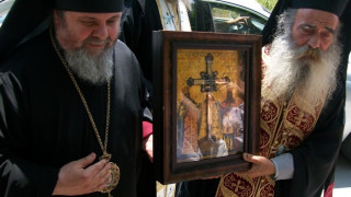 Катастрофа не спря Светия Кръст за Търново