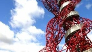 115-метрова скулптура щръкна в Лондон