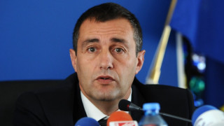 Нейков дава на заден за хижите, оттегля поправката