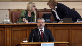Парламентът заседава извънредно