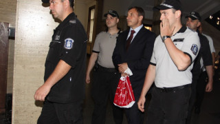 Съдът решава дали Алексей Петров да остане в ареста