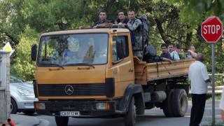 На двама доброволци се пада по една лопата