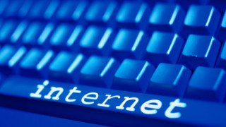 Вирус дебне хиляди компютри, остават без Интернет