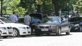Властта слиза от лимузините за вота