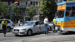 Трамвай блъсна "Ауди" до НДК