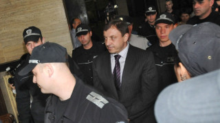 Алексей лекува кръст и пръст под охрана
