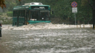 Автобус с пътници под вода след авария във ВиК