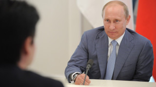 Подариха на Путин и японско куче