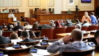 Депутатите ту на плаж, ту сред избирателите
