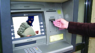 Крадци теглят банкомат с въжета и краден бус