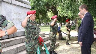 Окичиха с цветя паметните места в Стара Загора