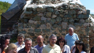 Уорлик се захласна по църкви в Бобошево
