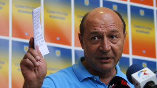Конституционният съд отложи решението си за Бъсеску