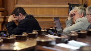 Депутати луднаха по хипарски лагер