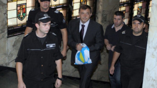 Алексей Петров остава в ареста