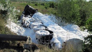 Цистерна с пропан–бутан се обърна на пътя