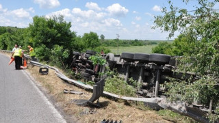 ТИР с амониева силитра се обърна до Янтра