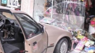 Дама паркира в магазини