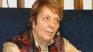 Мая Вапцарова на крака при морските офицери