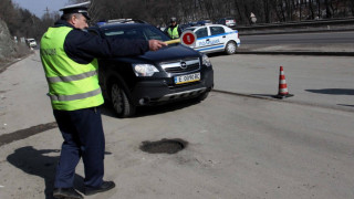 Трима ранени при сблъсък на два ТИР-а и кола