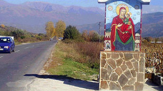 Местят мраморната Богородица в Перник