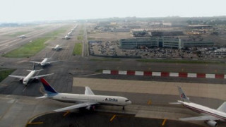 Плувец проби защитата на летище "Кенеди"