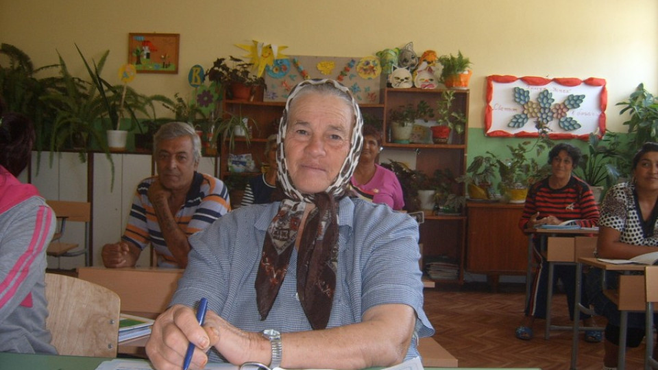 Учат баби на четмо и писмо | StandartNews.com
