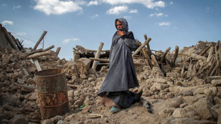 Вадят живи от руините в Иран