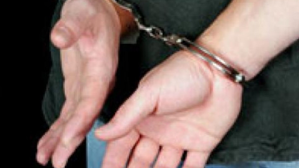 Затворник осъди държавата за стегнати белезници | StandartNews.com