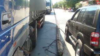 Камион бутна стълб с жици върху джип