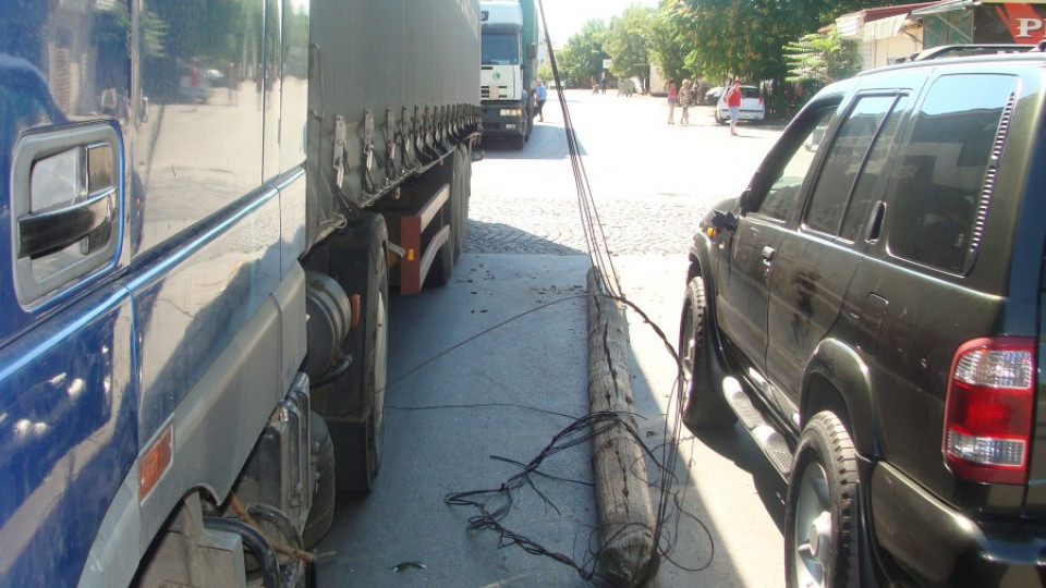 Камион бутна стълб с жици върху джип | StandartNews.com