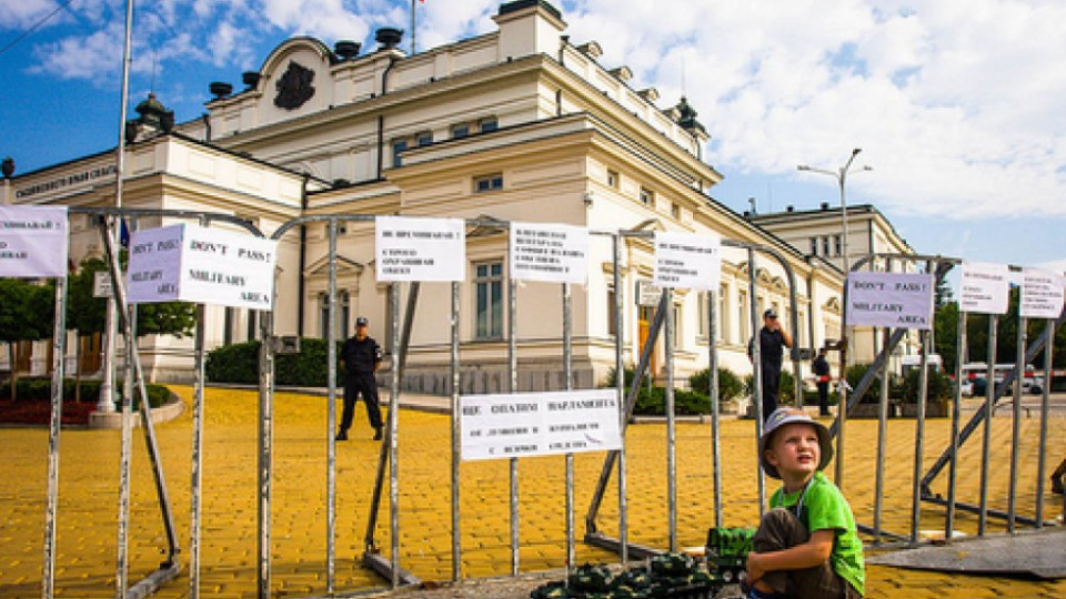 Хора на Сидеров изключиха шефа си и свещеник | StandartNews.com